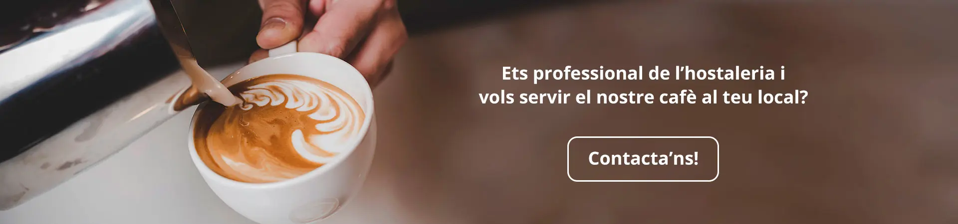 Persona preparando un café con ingredientes comprados en una tienda de café online.