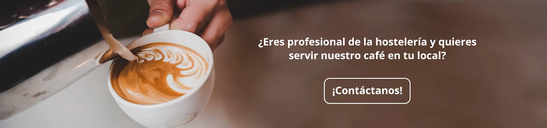 Persona preparando un café con ingredientes comprados en una tienda de café online.